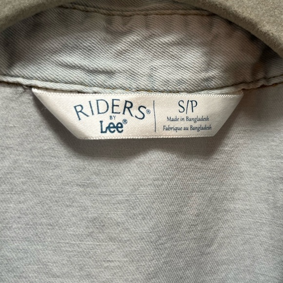⸻

Riders by Lee Sleeveless Button-Up Denim Shirt - Size S/P - Picture 2 of 4